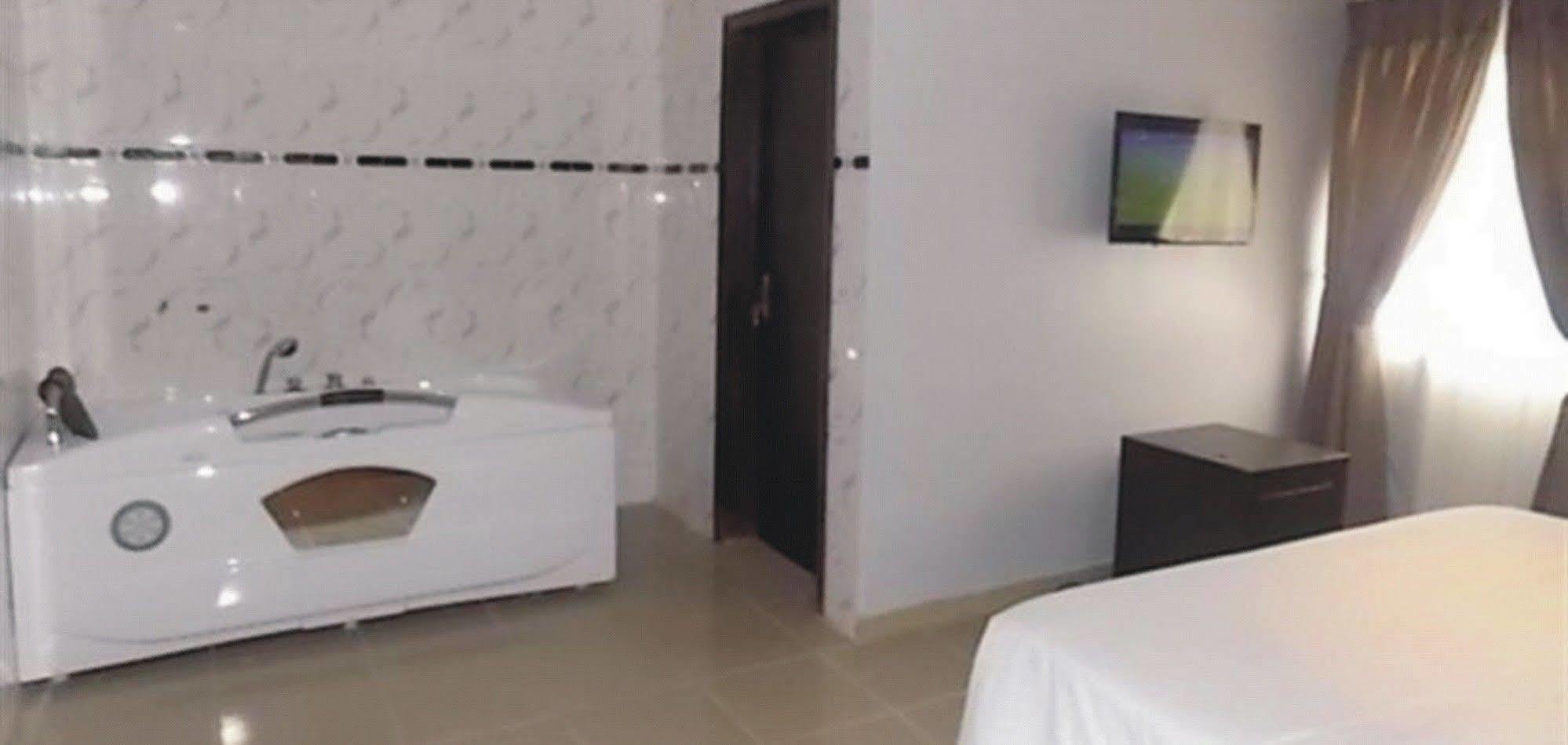 Crown Cottage Hotel Ikeja Exterior photo